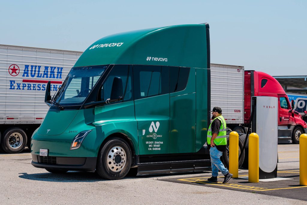 Caminhão elétrico da Tesla pode revolucionar indústria - 23/05/2026 - Economia
