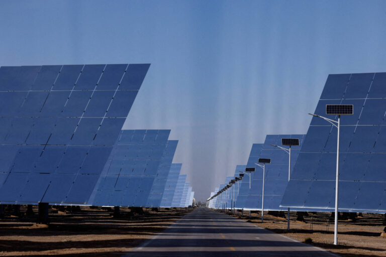 China: Instalações solares caem pelo 4º mês consecutivo - 25/05/2026 - Economia