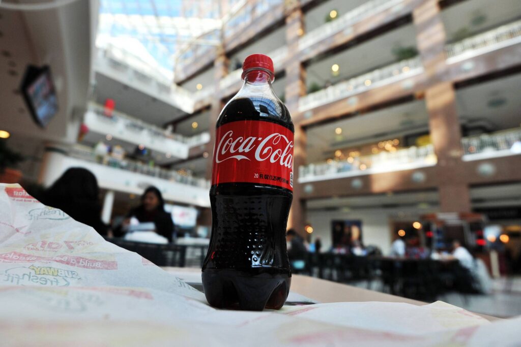 Coca-Cola lidera consumo de não acoólicas em favelas - 24/05/2026 - Painel S.A.