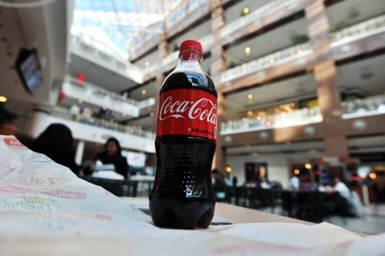 Coca-Cola lidera consumo de não acoólicas em favelas - 24/05/2026 - Painel S.A.