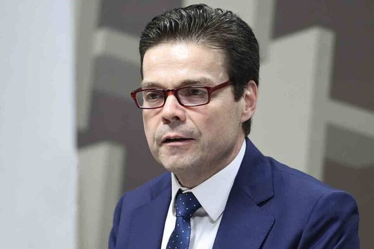 Diretor do BC diz que há 'perturbação relevante' para inflação e que será feito tudo para atingir meta - 28/05/2026 - Economia