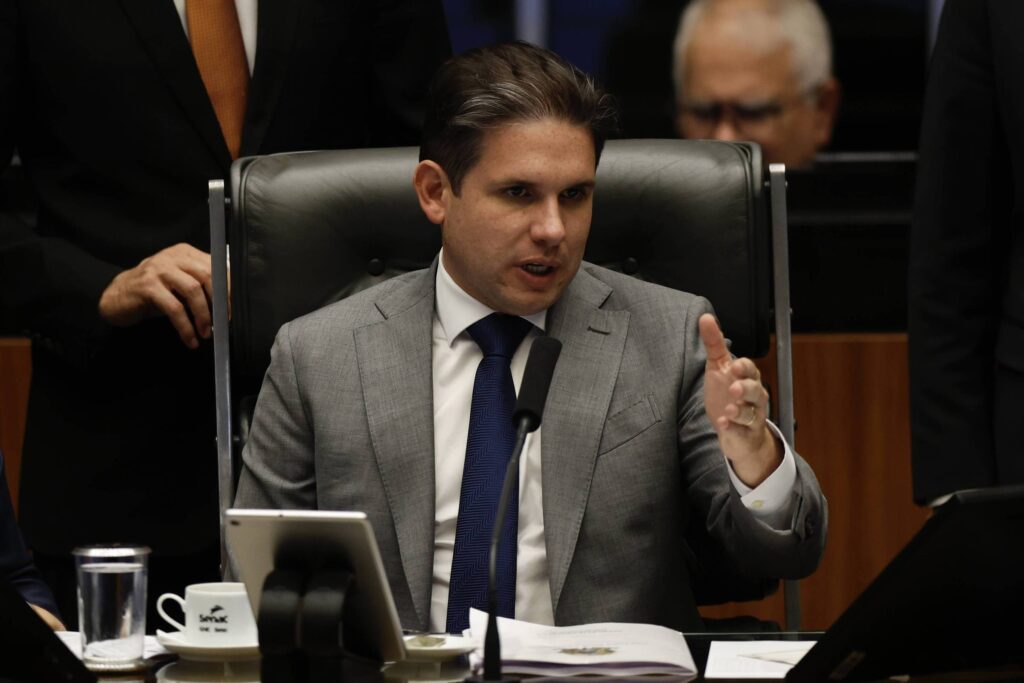 Motta levará PEC do fim da 6x1 a plenário nesta quarta - 27/05/2026 - Economia